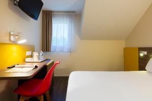 Postel nebo postele na pokoji v ubytování Comfort Hotel Lille Lomme