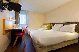 Postel nebo postele na pokoji v ubytování Comfort Hotel Lille Lomme