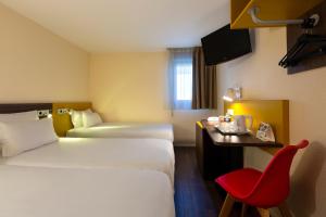 Postel nebo postele na pokoji v ubytování Comfort Hotel Lille Lomme + 37 fotografií