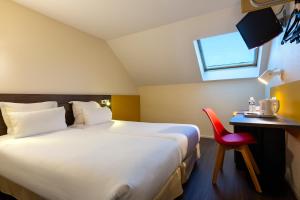 Postel nebo postele na pokoji v ubytování Comfort Hotel Lille Lomme