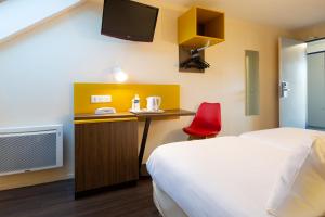 Postel nebo postele na pokoji v ubytování Comfort Hotel Lille Lomme