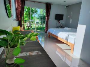 מיטה או מיטות בחדר ב-Baan Mai Hom Resort Suan Phueng