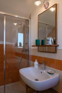 ein Bad mit einem Waschbecken und einer Dusche in der Unterkunft Casa Emaho! in Roddino