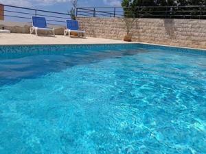 Bazén v ubytovaní Apartments Marija Max alebo v jeho blízkosti