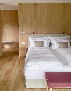 מיטה או מיטות בחדר ב-Cosy Winter - Luxury Chalet at the foot of the Dolomites