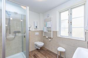 een badkamer met een douche, een toilet en een wastafel bij fewo1846 - Gerty Molzen - barrierearme 2-Zimmer-Wohnung mit Terrasse im Stadtzentrum in Flensburg +13 foto's