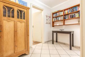 een kamer met een houten deur en een tafel bij fewo1846 - Gerty Molzen - barrierearme 2-Zimmer-Wohnung mit Terrasse im Stadtzentrum in Flensburg