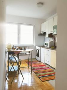 une cuisine avec un bureau et une table. dans l'établissement Centrum, à Sarajevo