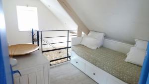 a small room with a bed and a window at Jolie maison de Pêcheur - Sweet Fisherman Cottage in Saint-Philibert