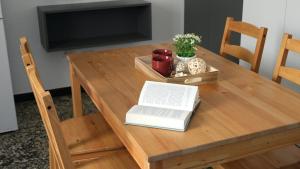 アルゲーロにあるWelcomely - Machin 3の木製テーブル