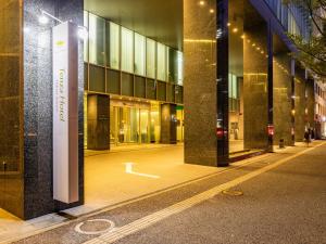 eine leere Straße mit einem Gebäude in der Nacht in der Unterkunft Tenza Hotel at Hakata Station in Fukuoka