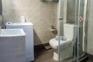 Vonios kambarys apgyvendinimo įstaigoje 2 Bedroom Modern Apartment in Perea