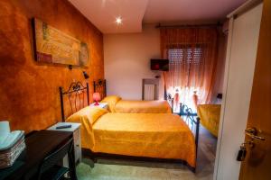 une chambre avec deux lits et une fenêtre dans l'établissement My sweet home, à Bari