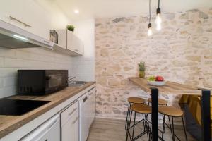 Kuhinja ili čajna kuhinja u objektu Appartement Cosy Nîmes-Centre