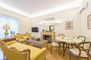 - un salon avec un canapé et une table dans l'établissement The Koukaki Residence, à Athènes