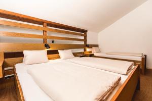 two beds in a hotel room with two bedsvisor at Gästehaus Tauernhaus in Matrei in Osttirol