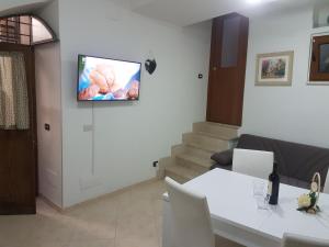 ein Wohnzimmer mit einem TV an der Wand in der Unterkunft Casetta di Diego in Tivoli