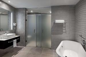 Bilik mandi di Radisson Lagos Ikeja