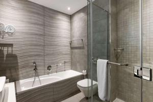Bilik mandi di Radisson Lagos Ikeja