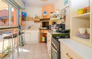 een kleine keuken met een fornuis en een wastafel bij 3 Bedroom Amazing Home In Mondragon in Mondragon