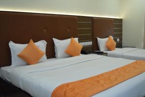 Tempat tidur dalam kamar di Thiviyam Airport Hotel