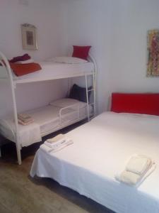 Ce lit se trouve dans un dortoir doté de 2 lits superposés et de murs blancs. dans l'établissement Casa Principe, à Bari