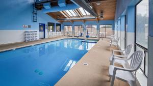Der Swimmingpool an oder in der Nähe von SureStay Hotel by Best Western Ellensburg