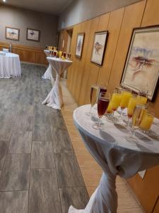 ミデルバーグにあるMidway Inn Hotelの客室内のテーブル(ワイングラス付) +2枚の写真