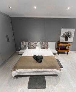 Кровать или кровати в номере The Penthouse