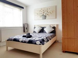 Un dormitorio con una cama con un jarrón de flores. en Tower Bridge Rooms en Londres