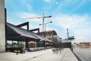 アムステルダムにあるInntel Hotels Amsterdam Landmarkのテーブル・椅子・鶴のある建物