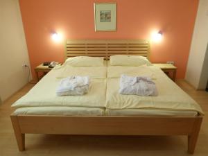 Ein Bett oder Betten in einem Zimmer der Unterkunft Alpengasthof Waldrast - Koralpe