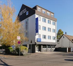 a white building with a sign on the side of it at Die Schlafbude in Wesseling