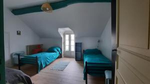 Descartes的住宿－La Gustine，一间卧室设有两张床和窗户。