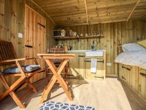 - une cuisine avec un évier et un bureau dans une cabine dans l'établissement Elan, à Llandrindod Wells