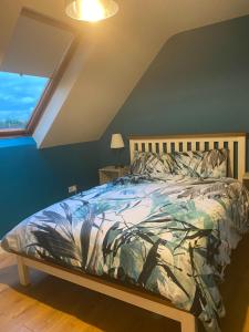 En eller flere senge i et værelse på Scarr View 1st floor Apartment A98W710