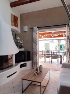 Uma área de estar em Maison de vacances à Pégomas avec piscine - 3 chambres - 5 personnes - Jardin et parking privatif