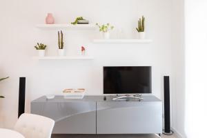 Televízia a/alebo spoločenská miestnosť v ubytovaní Pigneto Rooftop