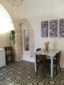 une salle à manger avec une table, des chaises et un miroir dans l'établissement Graziella Home, à Martina Franca