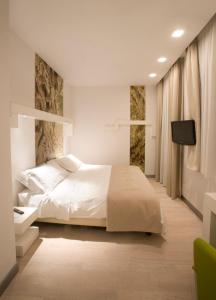 מיטה או מיטות בחדר ב-Eos Hotel