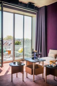 een woonkamer met een bank en een tafel bij Hotel Paradiso in Parijs
