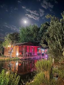 una casa sentada en el agua por la noche en Otantik Tas Ev, en Dalaman