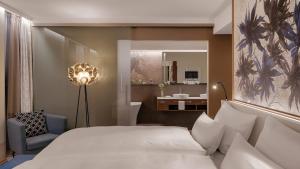 Postel nebo postele na pokoji v ubytování Hotel Stadt Lörrach