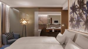 - une chambre avec un lit et une salle de bains pourvue d'un lavabo dans l'établissement Hotel Stadt Lörrach, à Lörrach
