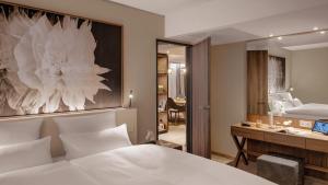 - une chambre avec un lit, un bureau et un miroir dans l'établissement Hotel Stadt Lörrach, à Lörrach