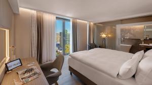Postel nebo postele na pokoji v ubytování Hotel Stadt Lörrach + 37 fotografií