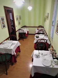 Reštaurácia alebo iné gastronomické zariadenie v ubytovaní Hotel Torcolo "Residenze del Cuore"