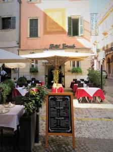 Reštaurácia alebo iné gastronomické zariadenie v ubytovaní Hotel Torcolo "Residenze del Cuore"