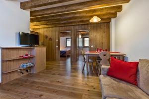 un soggiorno con un divano e un tavolo di Albergo Diffuso Sutrio Zoncolan a Sùtrio