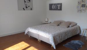 una camera con un letto e due tavoli e una lampada di Charmante Maison à Recloses a Recloses